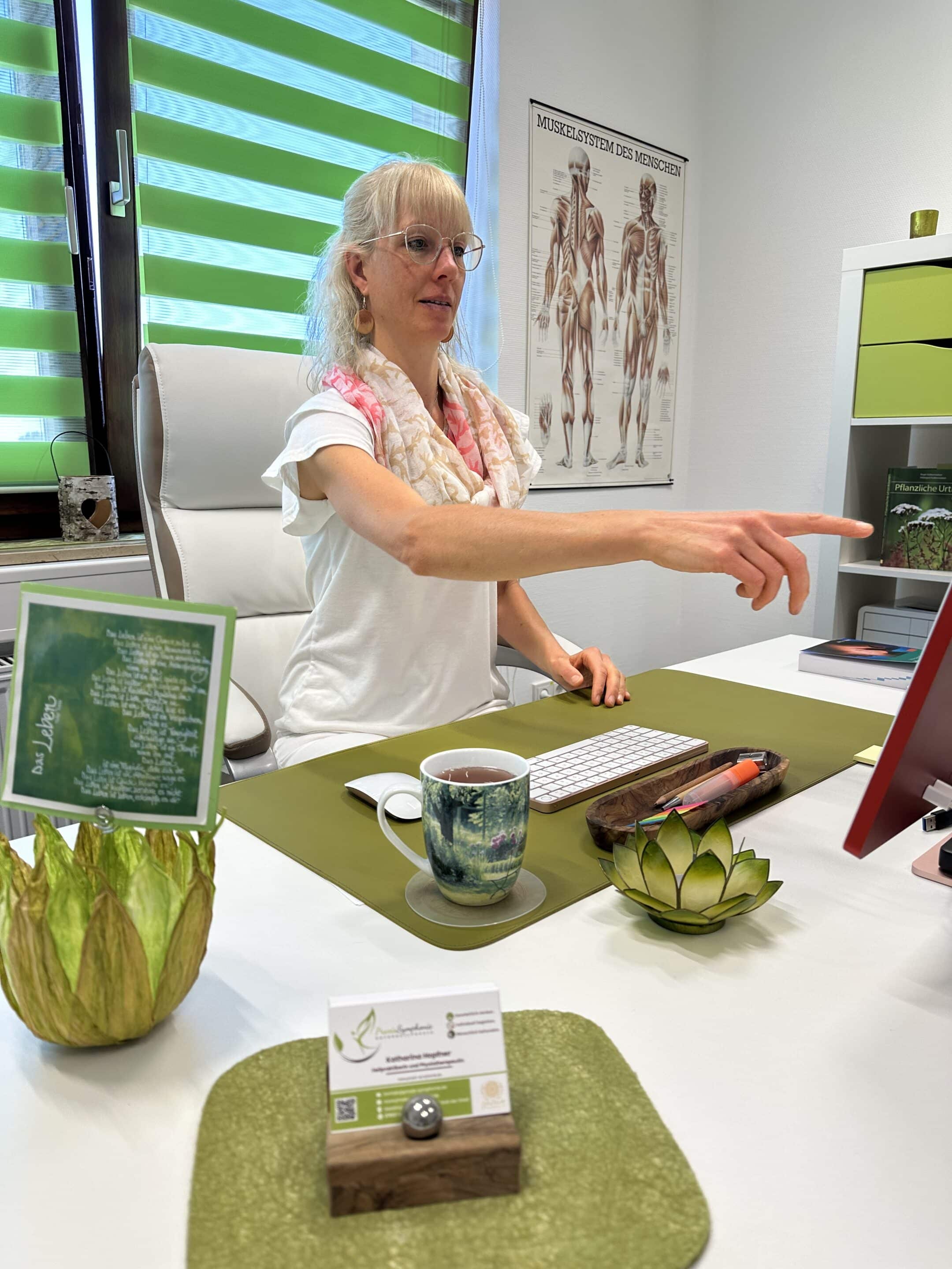Katharina Hopfner, Heilpraktikerin in Weil der Stadt, bespricht einen Hormonspeicheltest